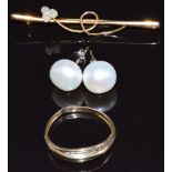 A 9ct gold ring, 9ct gold brooch (2.7g) and a pair of 14k gold and pearl earrings