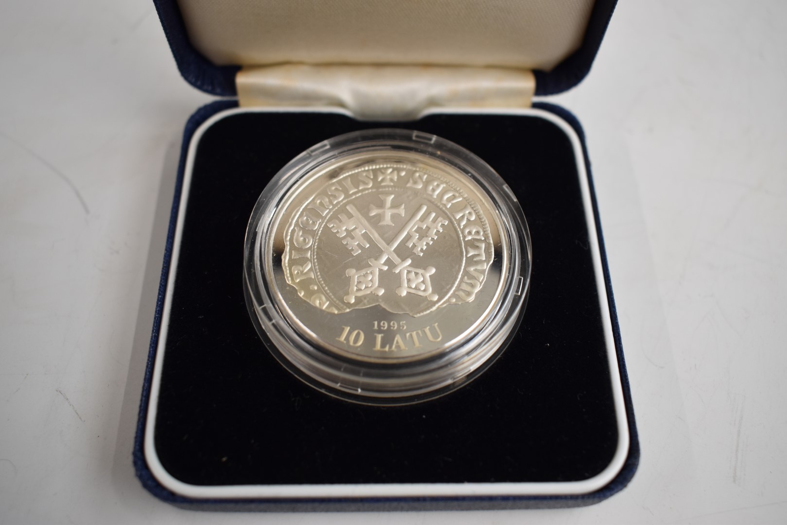 Latvia Republic History of Seafaring commemorative silver 10 Latu coin, with certificate in original - Image 4 of 4