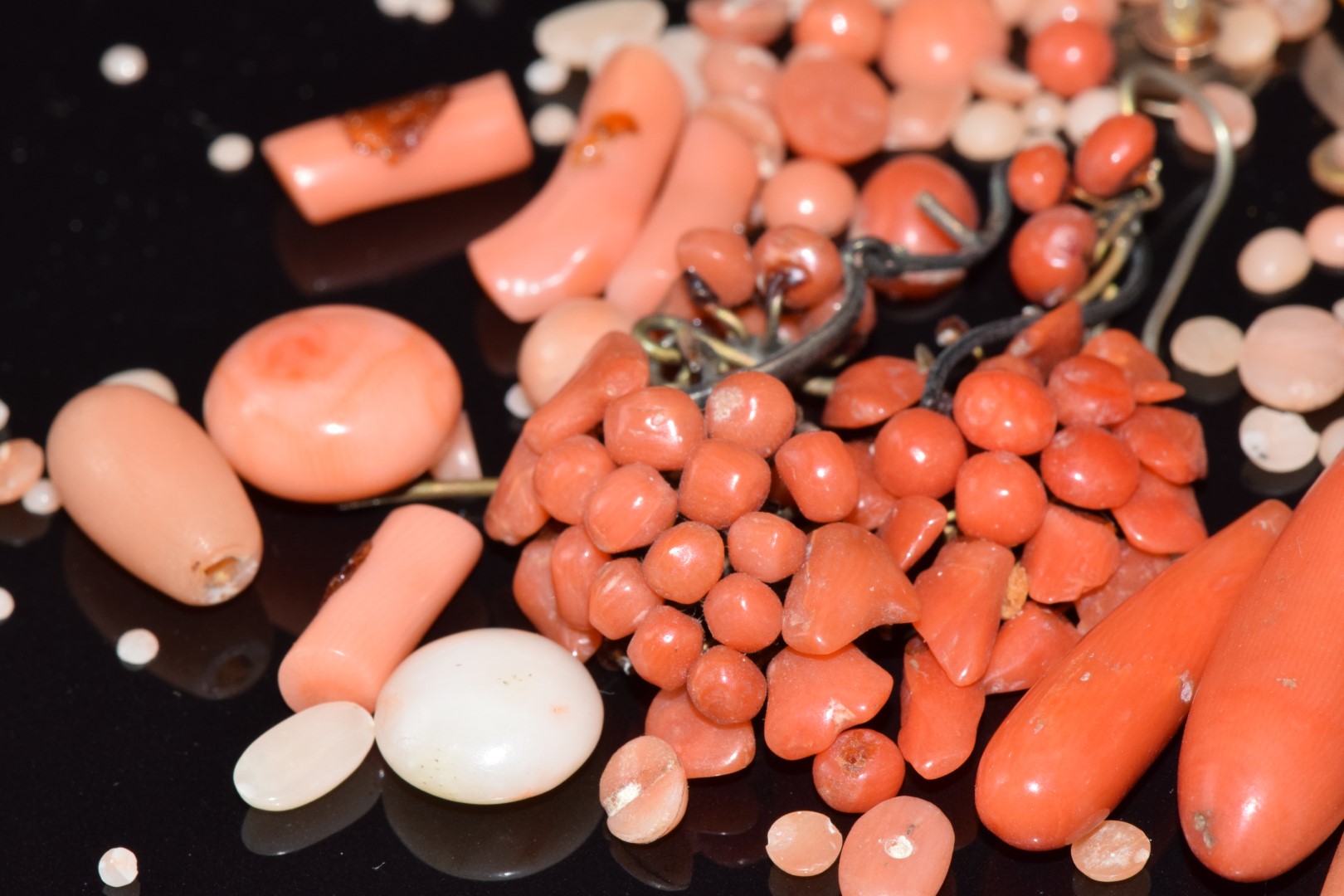 A collection of loose coral sections and cabochons - Image 4 of 4