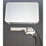 Smith & Wesson Model 686 .177 revolver air pistol with chequered grips and 10 shot magazine,