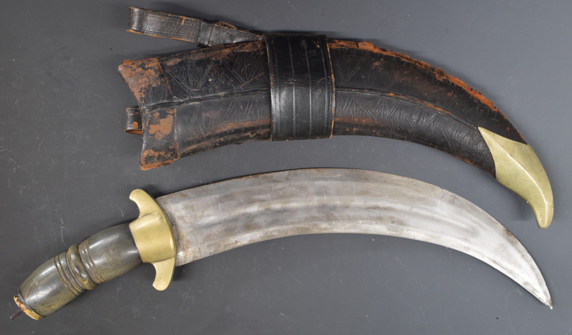 Khanjar style dagger with 32cm double edged blade and sheath