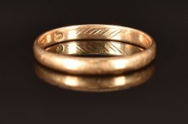 A yellow metal wedding band/ring, size V/W, 2.3g