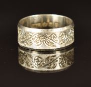 A platinum ring with engraved floral decoration, size P/Q, 6.8g