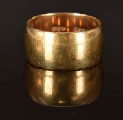 A 9ct gold wedding band/ ring, size Q, 7g