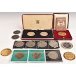 Fifteen various commemorative etc coins and medal coins to include XX Congres Mondial Paris 1989,