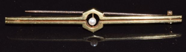 A 15ct gold brooch set with peal, 2.3g