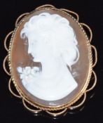 A 9ct gold brooch set with a cameo, 2.5 x 3.2cm