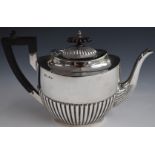 Walker & Hall Edward VII hallmarked silver teapot with reeded lower body, Sheffield 1901, length