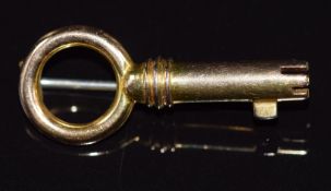 A yellow metal key brooch, 6.8g