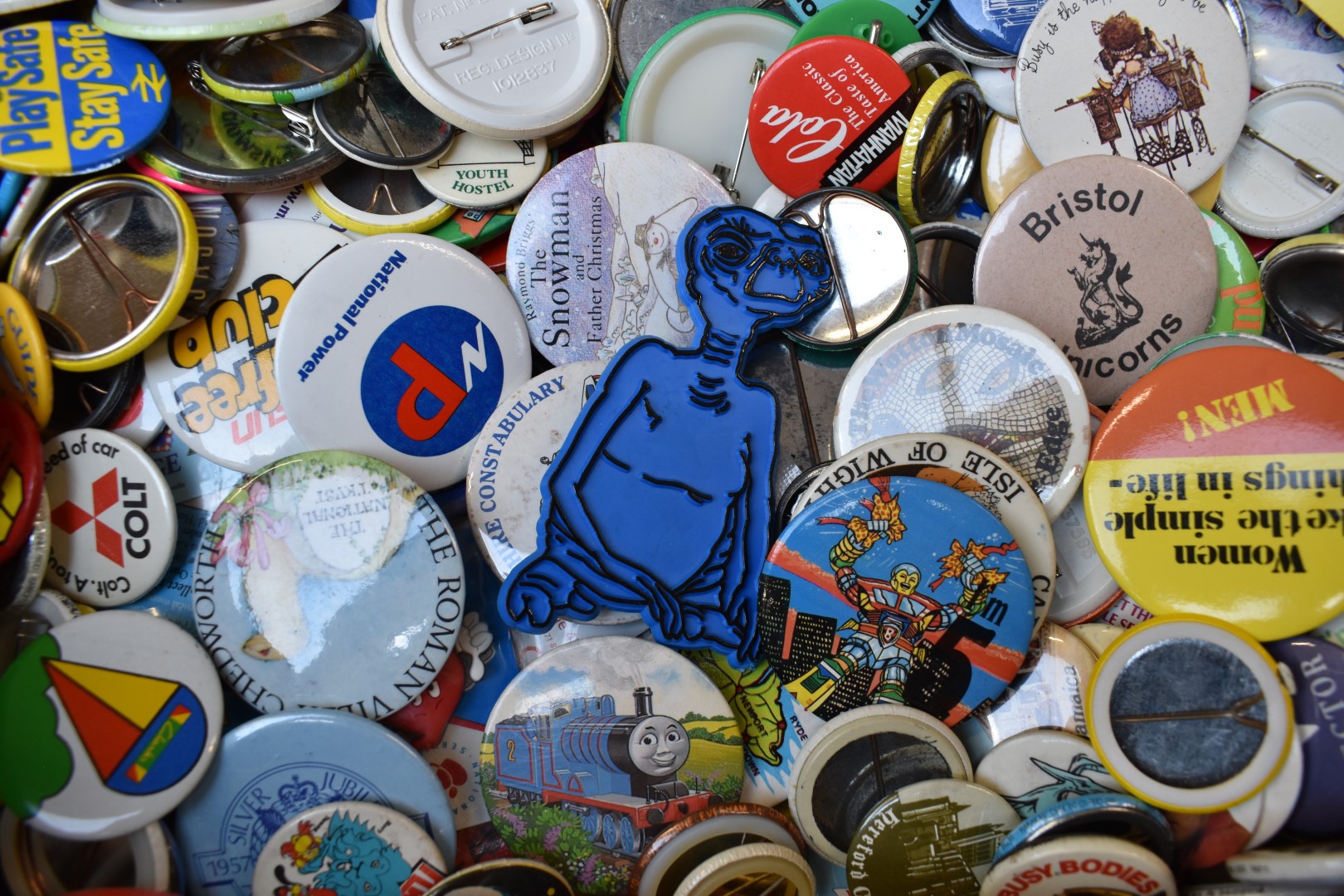Over 1000 vintage and collectable badges including social history, advertising, humorous, slogans, - Image 9 of 9