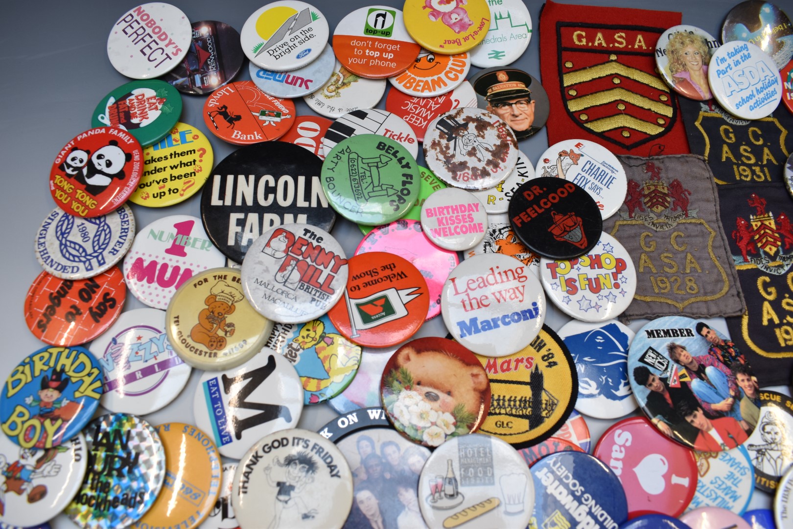 Over 1000 vintage and collectable badges including social history, advertising, humorous, slogans, - Image 4 of 9