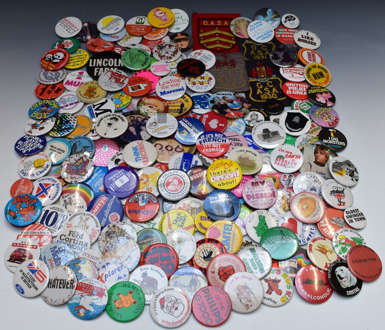 Over 1000 vintage and collectable badges including social history, advertising, humorous, slogans, - Image 2 of 9