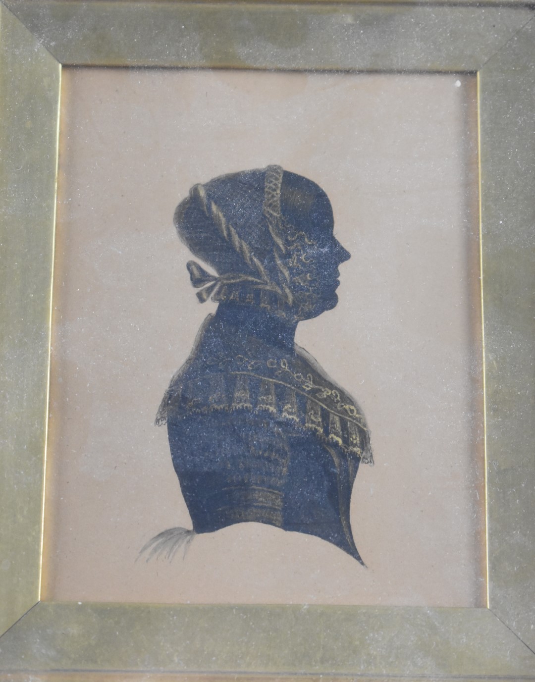 19thC silouhette portrait of a lady with gold highlights, 11 x 8.5cm, in period gilt and rosewood - Image 2 of 4