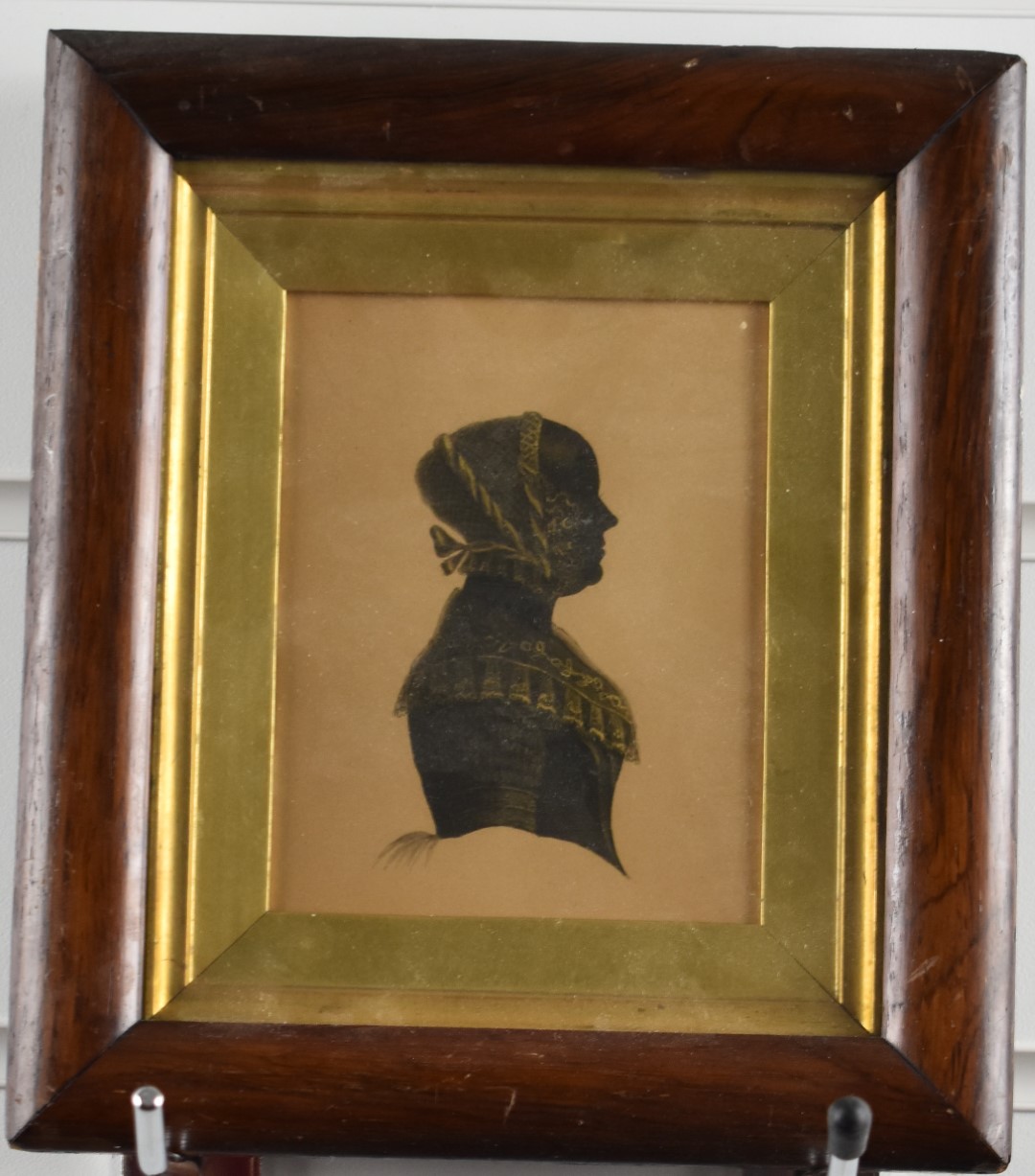 19thC silouhette portrait of a lady with gold highlights, 11 x 8.5cm, in period gilt and rosewood