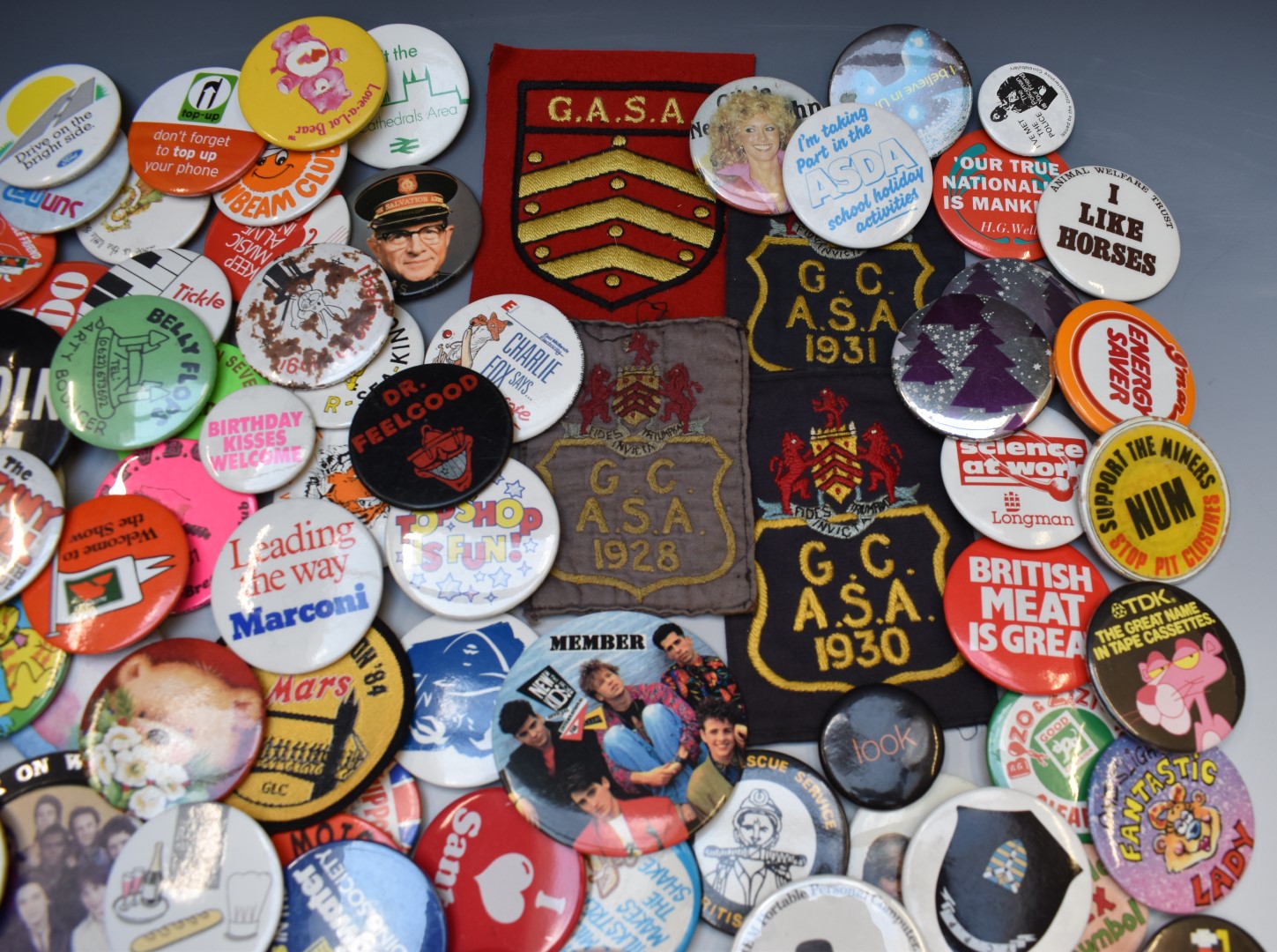 Over 1000 vintage and collectable badges including social history, advertising, humorous, slogans, - Image 3 of 9