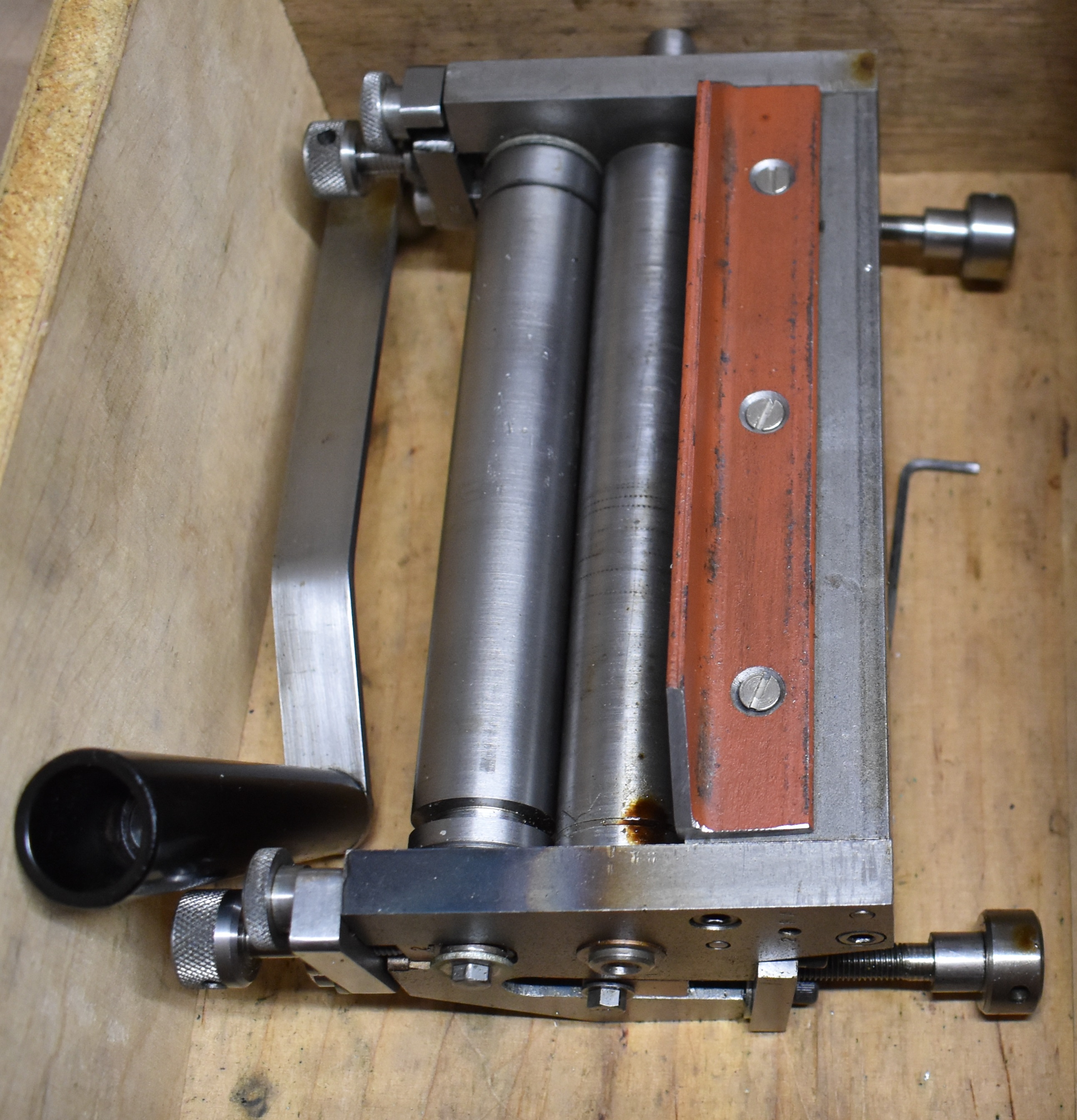 Sheet metal and other tools comprising 28lb anvil, vice jaw folding tools, metal rolls and a cased - Image 3 of 3