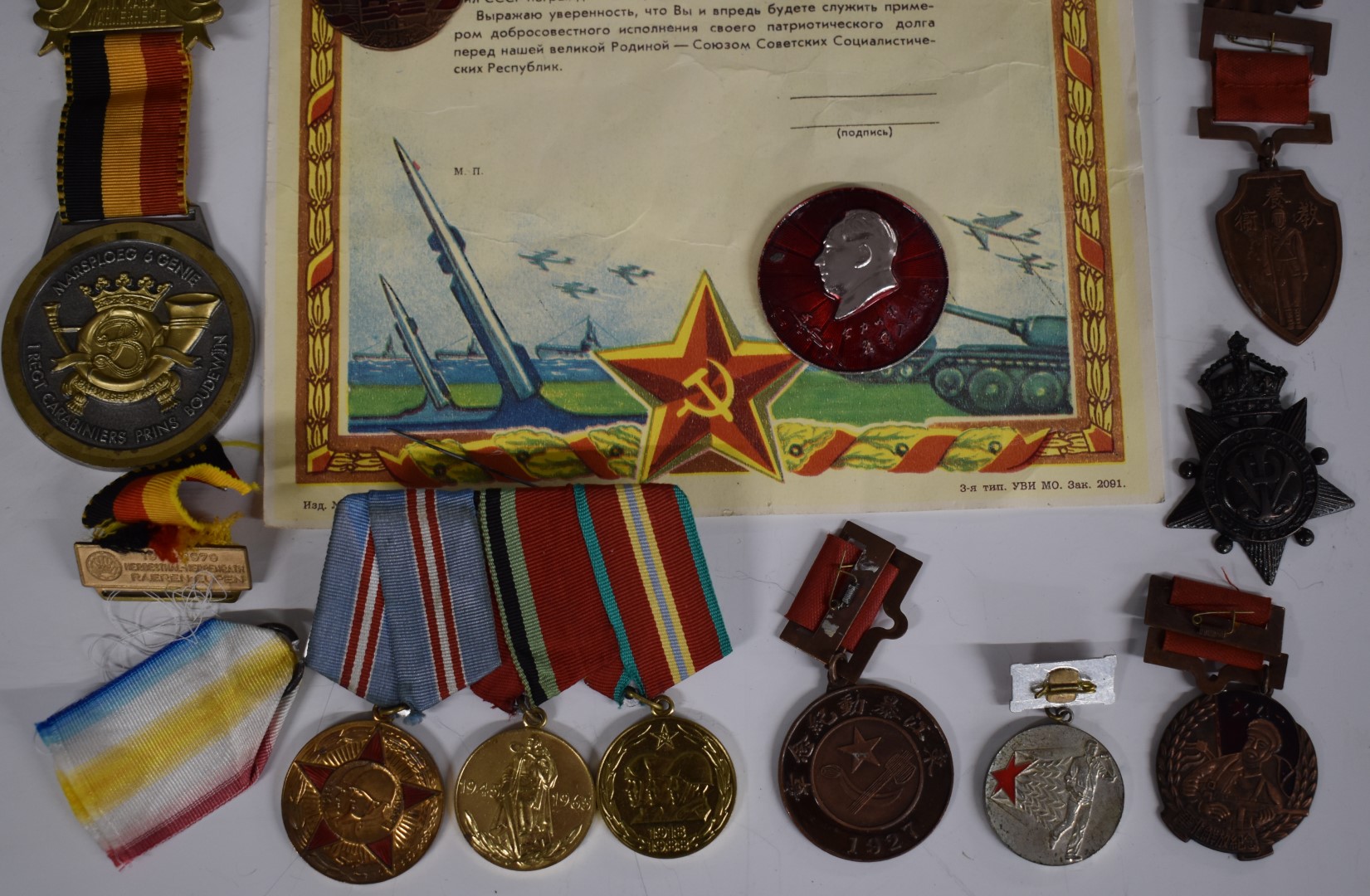 Small collection of commemorative medals including Russia, China and Belgium - Image 2 of 4