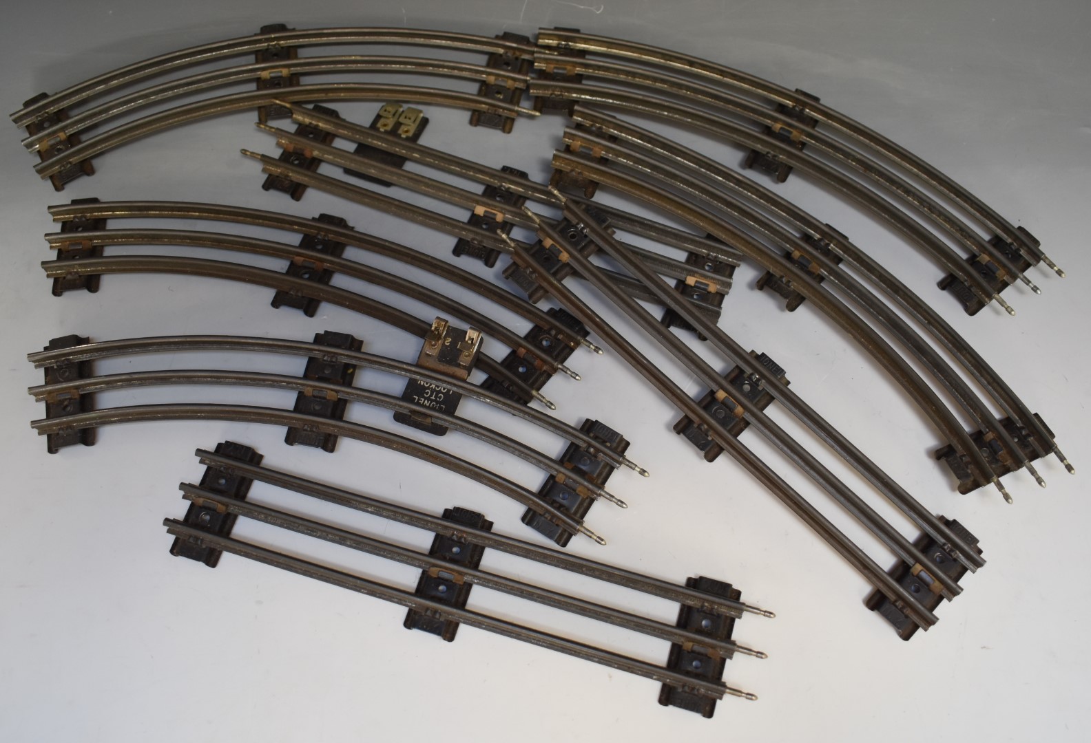 A collection of Lionel 0 gauge model railway items including steam locomotive, Santa Fe diesel - Image 15 of 16