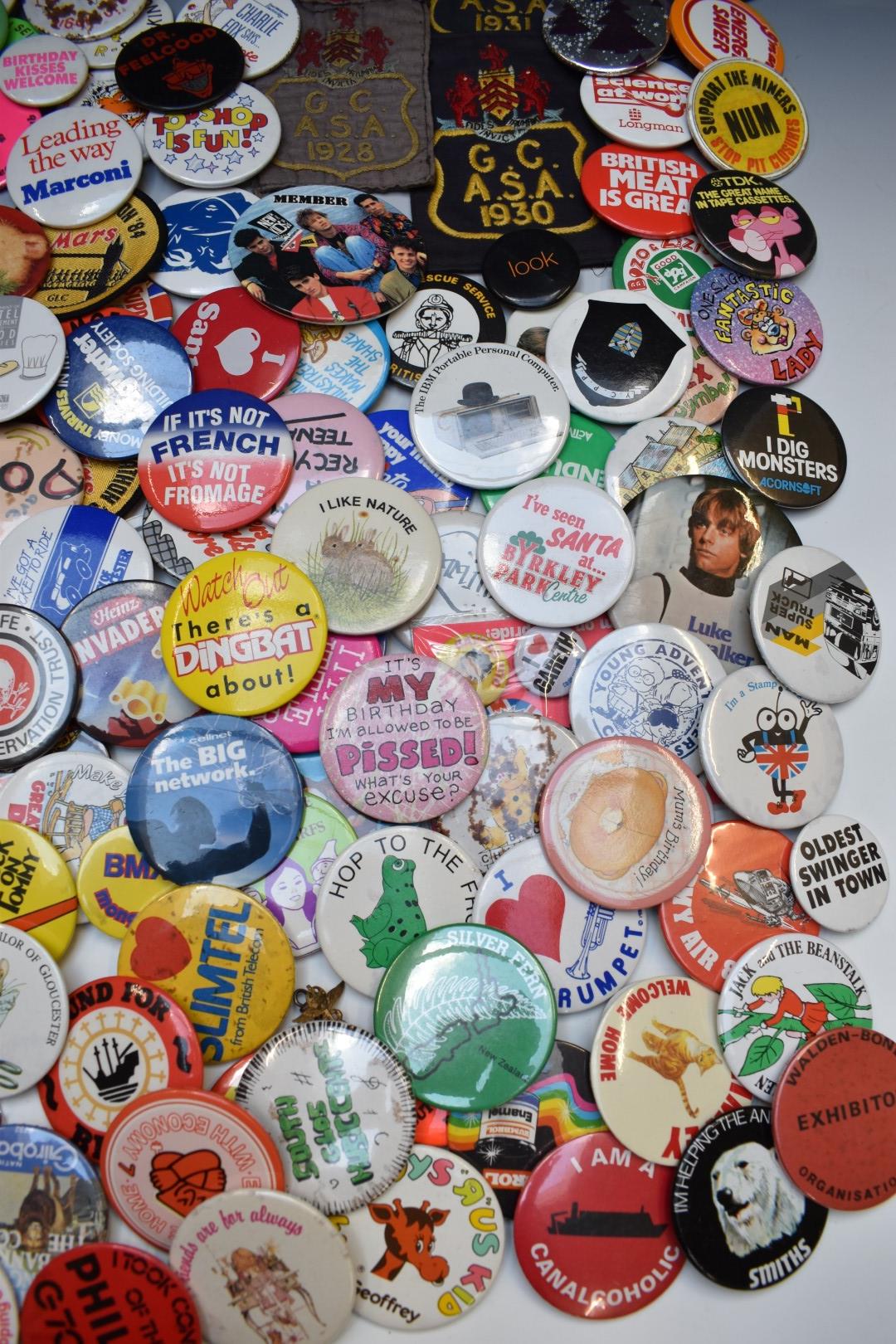 Over 1000 vintage and collectable badges including social history, advertising, humorous, slogans, - Image 6 of 9