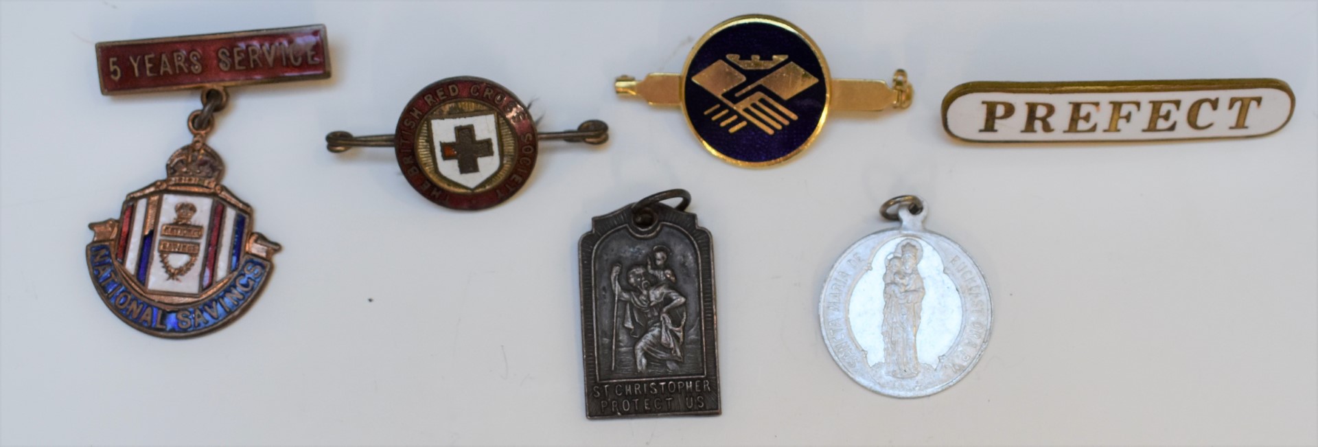 Small collection of badges including an early swastika, Scouts badge stamped silver to reverse, - Image 13 of 13