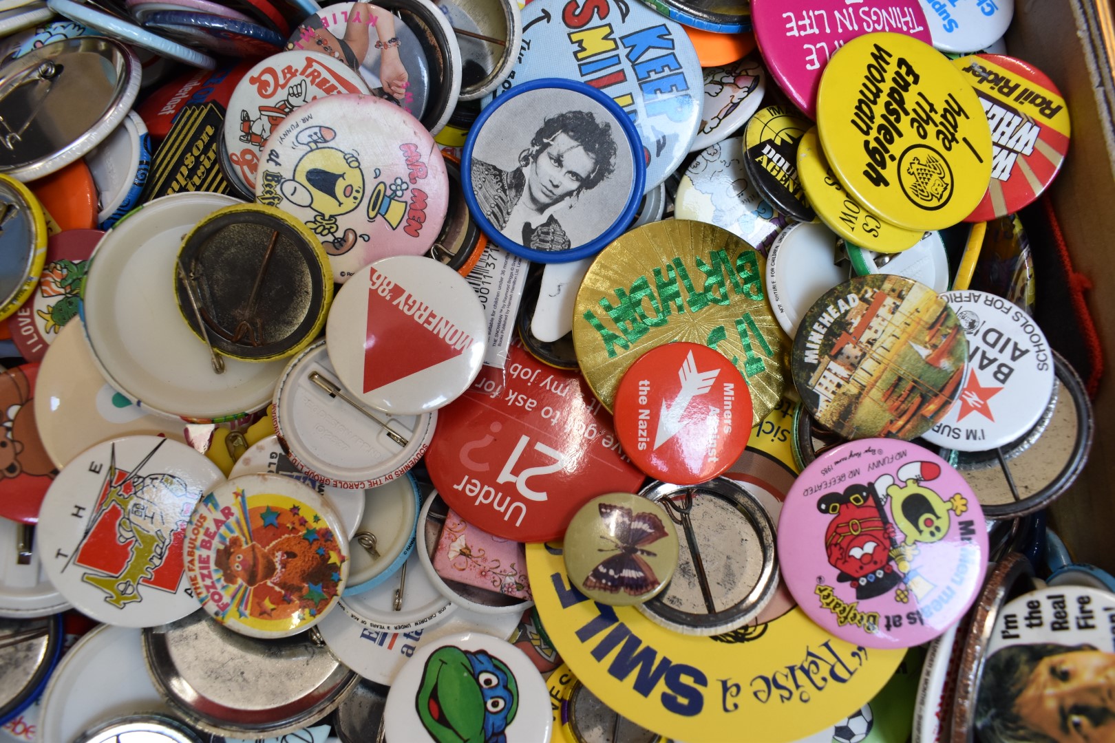 Over 1000 vintage and collectable badges including social history, advertising, humorous, slogans, - Image 8 of 9