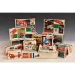 A collection of vintage Lego to include sets 326, 344, 345, 346, 347, 600, 601, 602, 603, 620,