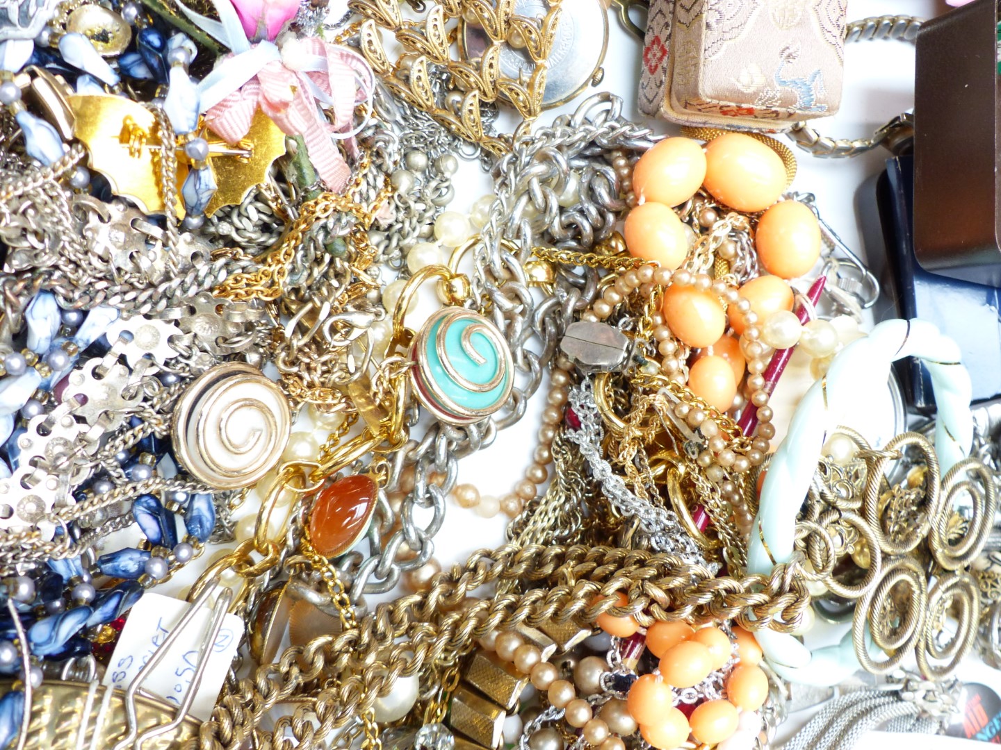 A collection of costume jewellery including Miracle pendants, vintage brooches, silver heart - Image 5 of 6