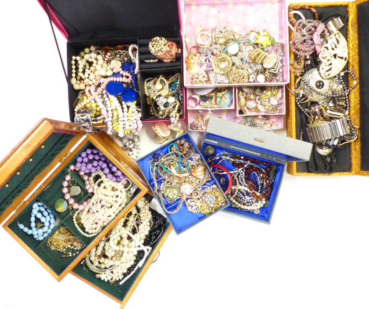 A collection of costume jewellery including vintage earrings and brooches, necklaces, etc - Image 2 of 4