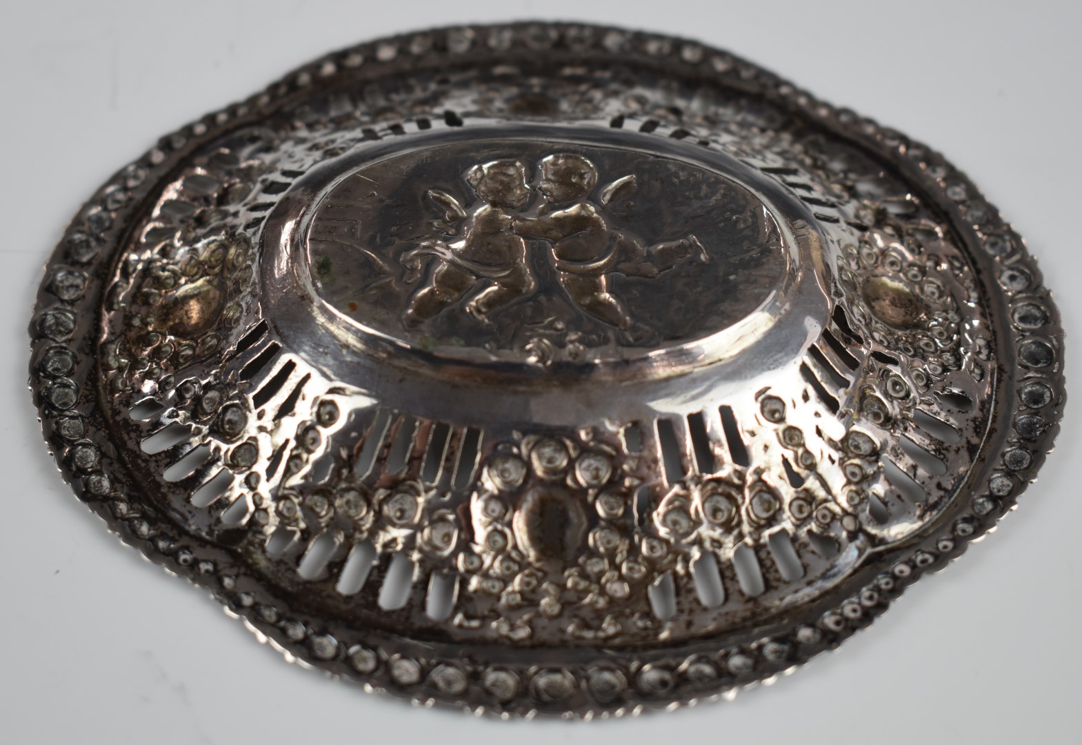 German white metal pin dish with pierced and embossed decoration of cherubs, with German 800 quality - Image 4 of 4