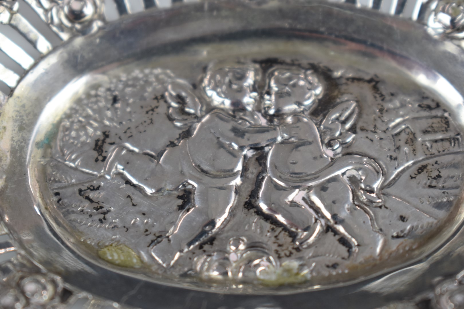 German white metal pin dish with pierced and embossed decoration of cherubs, with German 800 quality - Image 2 of 4