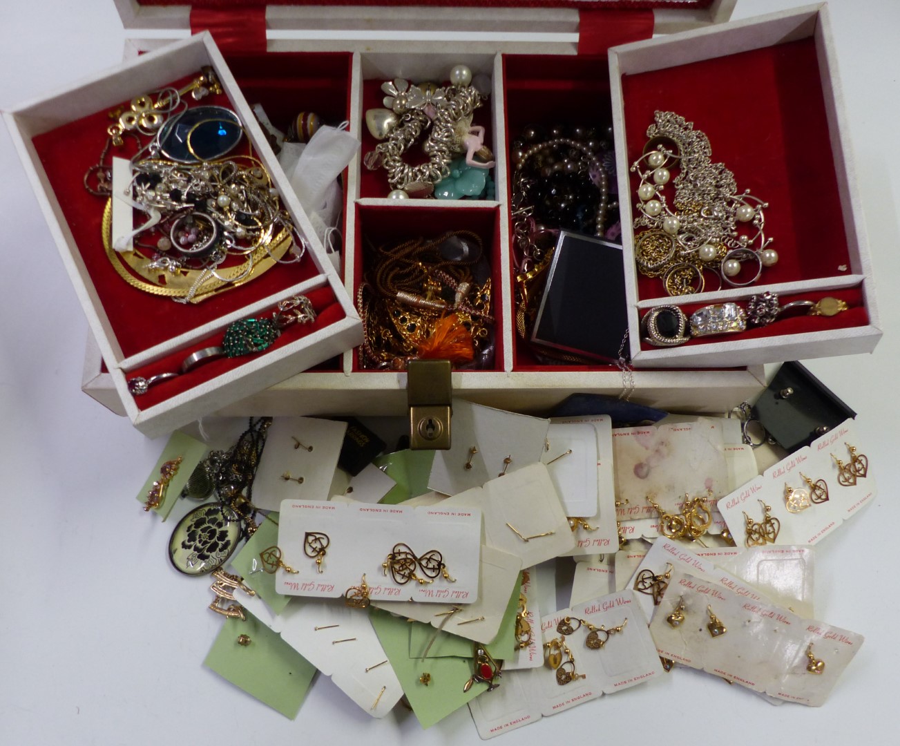 A collection of costume jewellery including vintage earrings and brooches, necklaces, etc - Image 4 of 4
