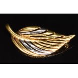 A 9ct gold bi-coloured leaf brooch, 2.5g