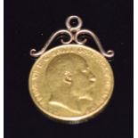 A 1905 gold half sovereign on pendant loop, 4.5g