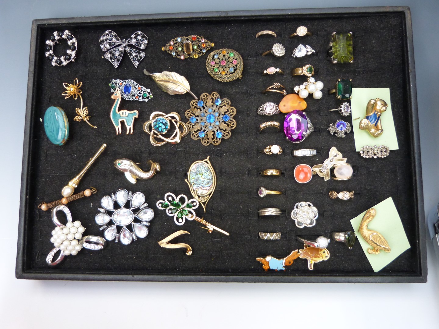 A collection of costume jewellery - Image 2 of 5