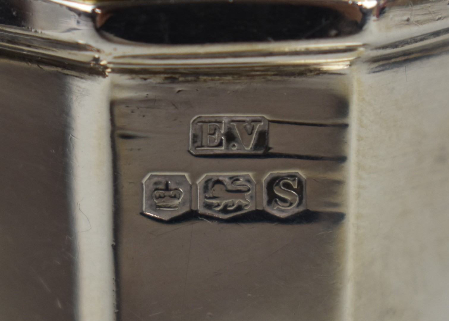 Pair of George V hallmarked silver sugar casters of octagonal baluster form, Sheffield 1935, maker - Image 4 of 5