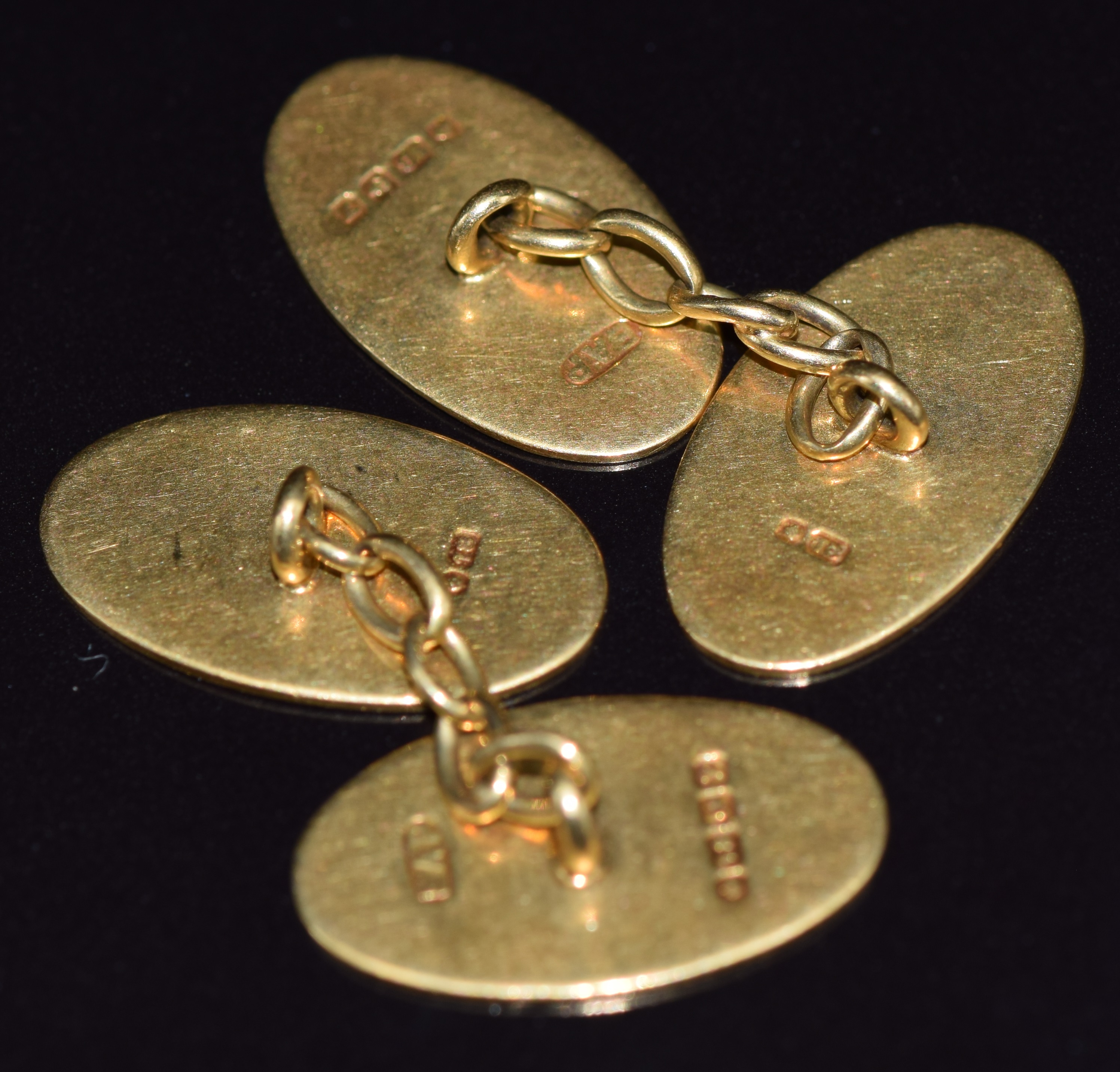 A pair of 18ct gold cufflinks with engine turned decoration, 6.1g - Image 2 of 2