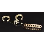 Two 9ct gold horseshoes and two sections of 9ct gold brooch, 3.5g