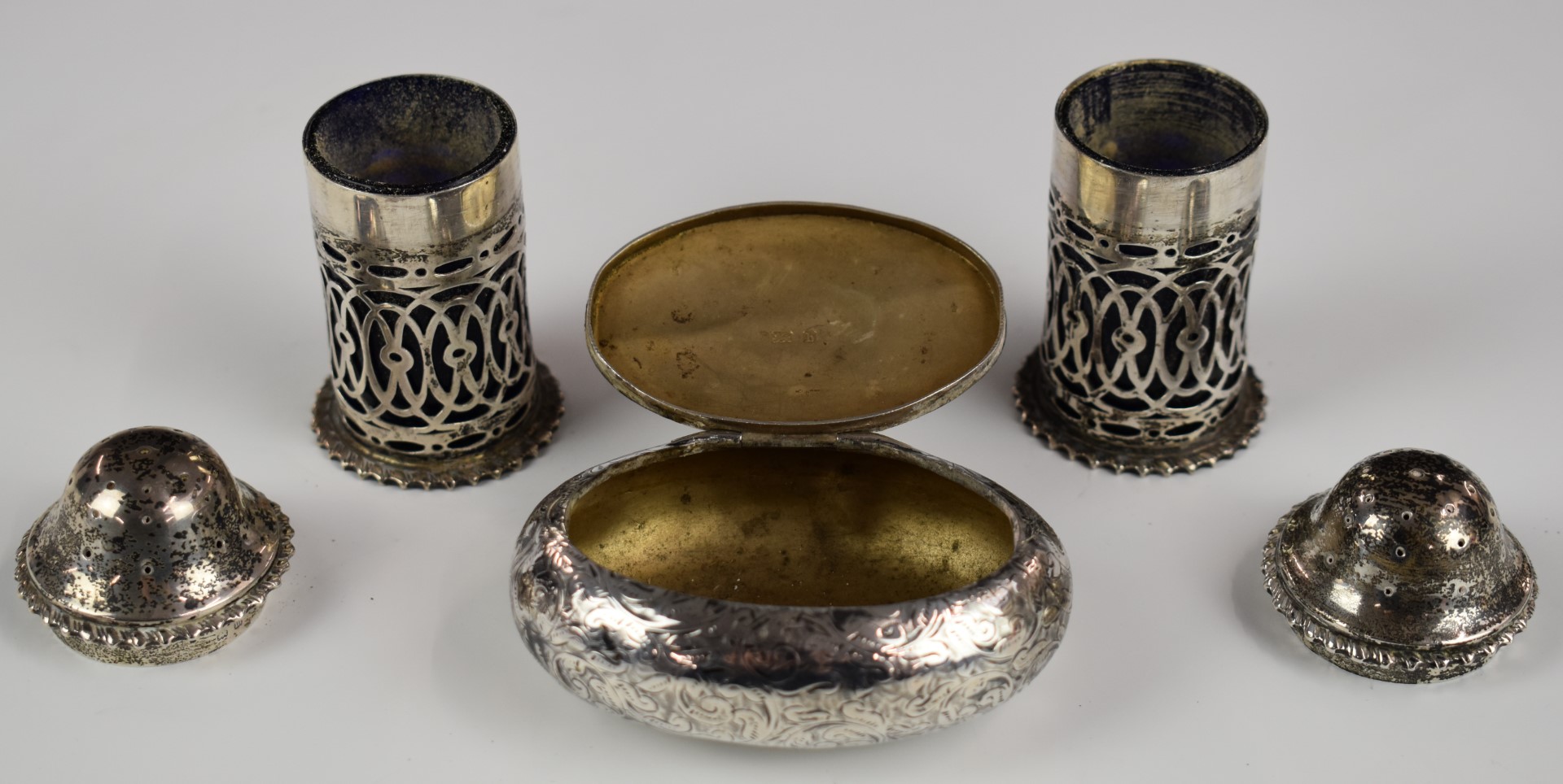 Edward VII hallmarked silver oval snuff or similar box, Birmingham 1902, maker Synyer & Beddoes, - Image 2 of 4
