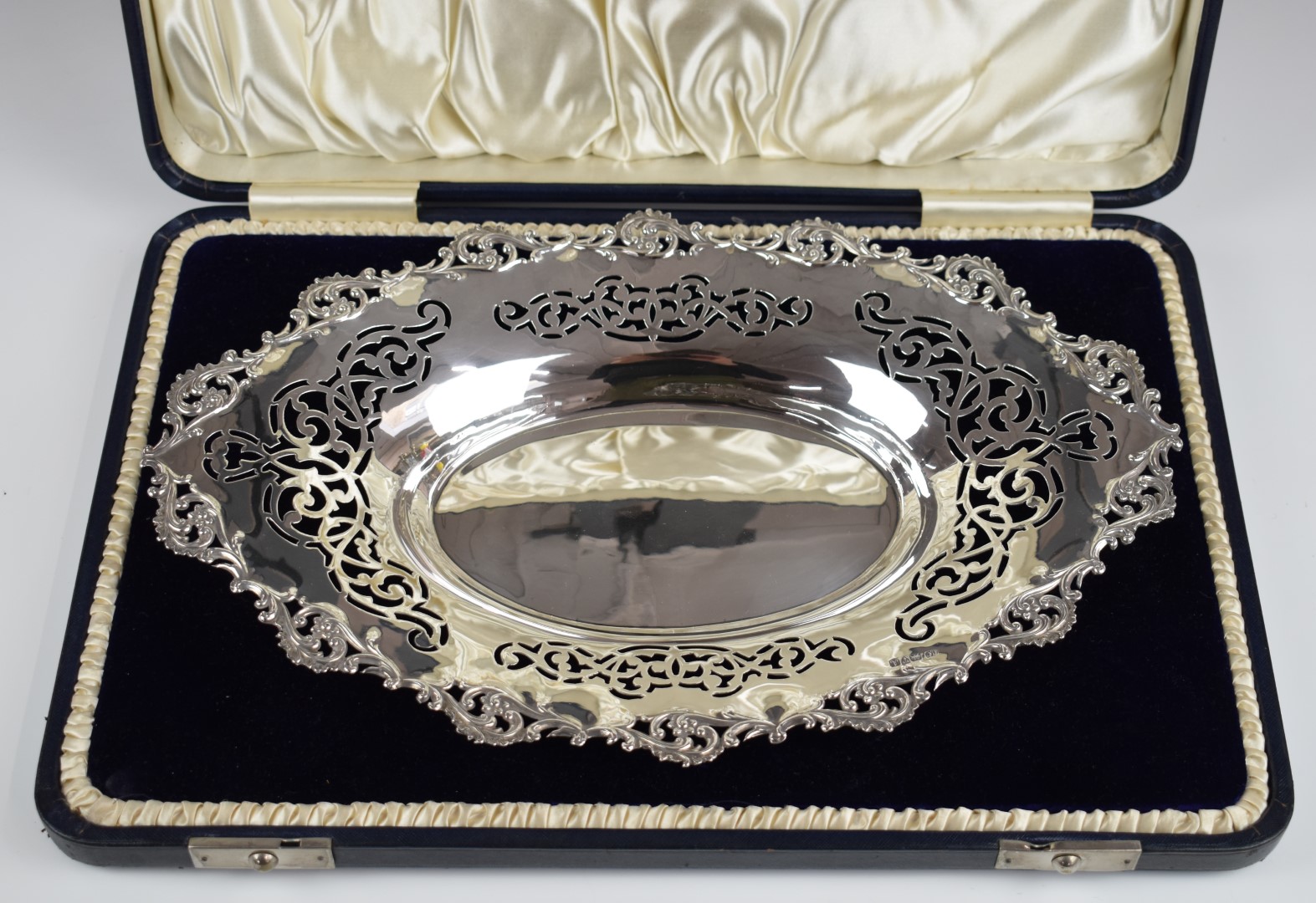 Edward VII cased hallmarked silver oval dish with pierced and embossed decoration, Chester 1901, - Image 2 of 3