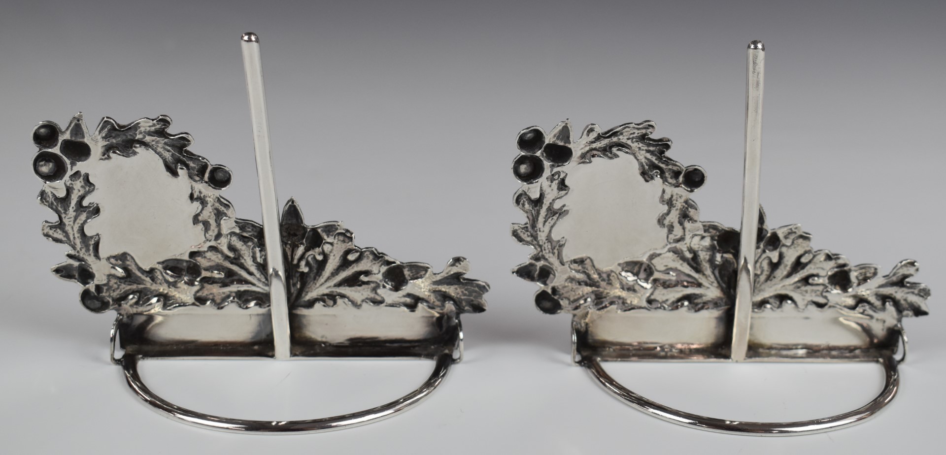 Pair of Victorian Walker & Hall hallmarked silver place card holders with oak leaf and acorn - Image 4 of 4