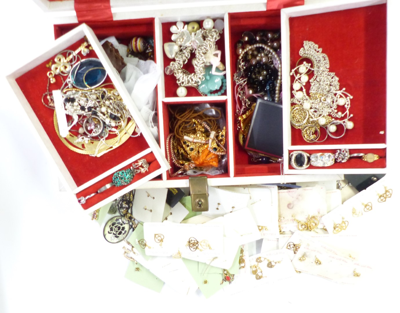 A collection of costume jewellery including vintage earrings and brooches, necklaces, etc - Image 3 of 4