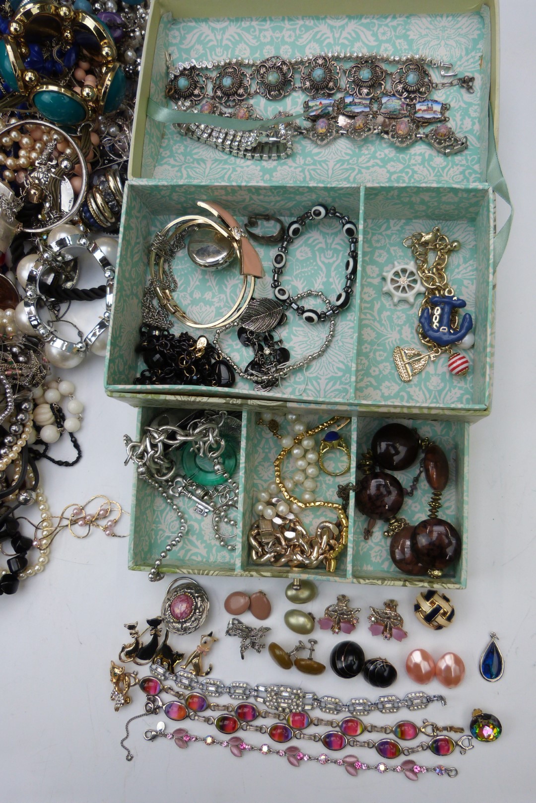 A collection of costume jewellery - Image 4 of 5