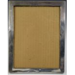 George V hallmarked silver photograph frame to suit 9 x 7 inch photo, with stained wood easel