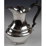 Edward VII hallmarked silver hot water jug with stained wood handle, raised on four feet, London