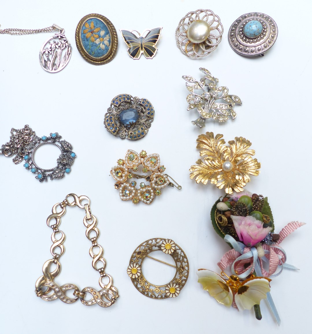 A collection of costume jewellery including Miracle pendants, vintage brooches, silver heart - Image 6 of 6
