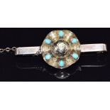 A 9ct gold brooch in the form of a hat set with turquoise cabochons and engraved decoration, 5g