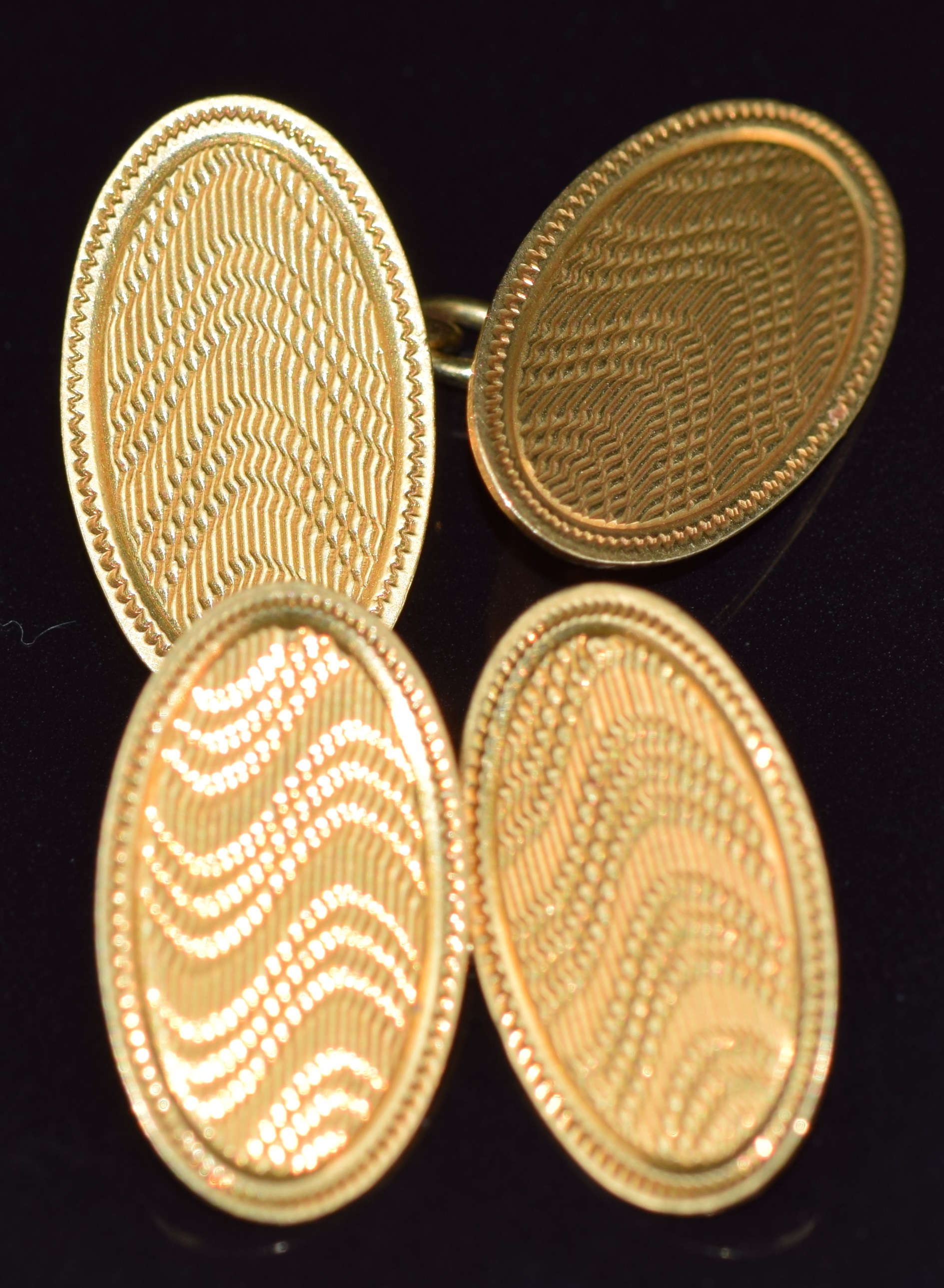 A pair of 18ct gold cufflinks with engine turned decoration, 6.1g
