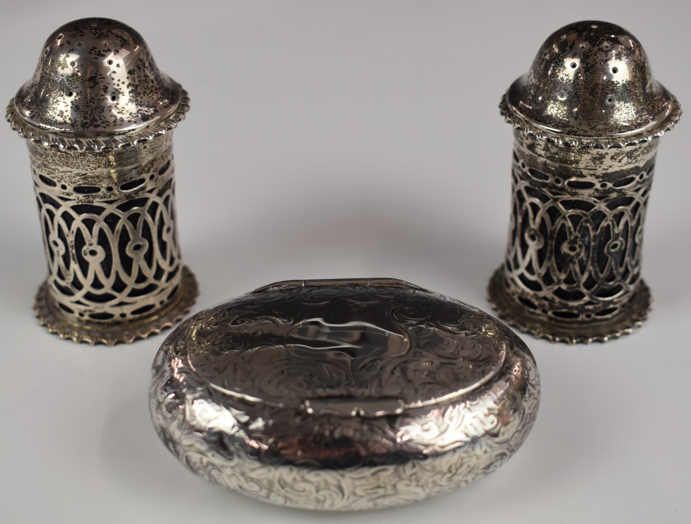 Edward VII hallmarked silver oval snuff or similar box, Birmingham 1902, maker Synyer & Beddoes,