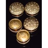 Five Victorian yellow metal studs with engraved decoration, 9g