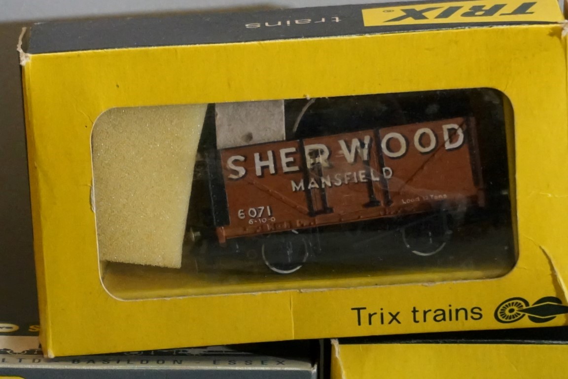 Seven boxed 'OO' gauge wagons, comprising: four Trix; two Mainline; and a Wrenn example. (7) - Image 6 of 7